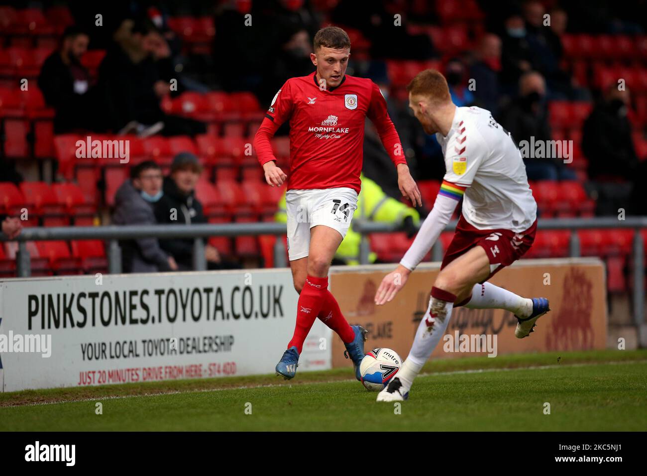 Crewes Oliver Finney tiene il Northamtons Can Bolger durante la partita della Sky Bet League 1 tra Crewe Alexandra e Northampton Town all'Alexandra Stadium di Crewe sabato 12th dicembre 2020. (Foto di Chris Donnelly/MI News/NurPhoto) Foto Stock