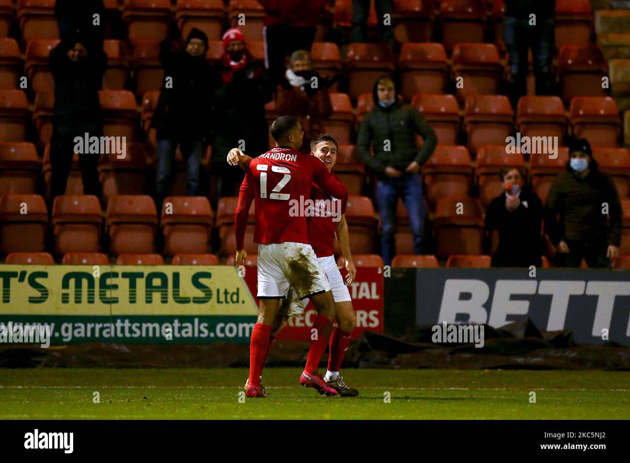 Il Crewes Ryan Wytle festeggia la vittoria segnando il gol che lo ha reso 2-1 durante la partita della Sky Bet League 1 tra Crewe Alexandra e Northampton Town all'Alexandra Stadium di Crewe sabato 12th dicembre 2020. (Foto di Chris Donnelly/MI News/NurPhoto) Foto Stock