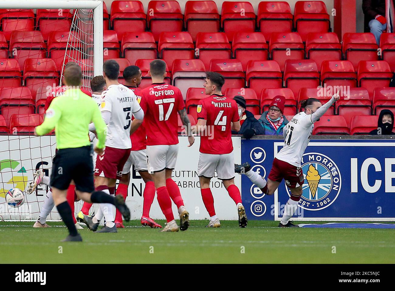 Northamptons Ricky Holmes festeggia il suo 0-1 durante la partita della Sky Bet League 1 tra Crewe Alexandra e Northampton Town all'Alexandra Stadium, Crewe, sabato 12th dicembre 2020. (Foto di Chris Donnelly/MI News/NurPhoto) Foto Stock