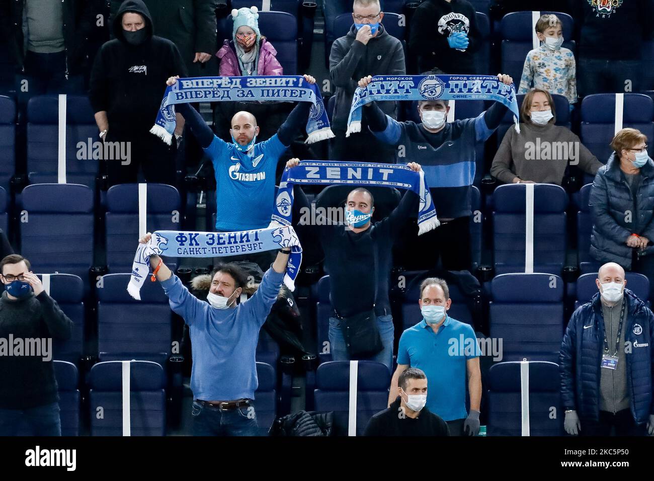 I tifosi di Zenit sostengono le loro sciarpe durante la partita della Premier League russa tra il FC Zenit Saint Petersburg e il FC Dynamo Moscow il 12 dicembre 2020 alla Gazprom Arena di San Pietroburgo, Russia. (Foto di Mike Kireev/NurPhoto) Foto Stock