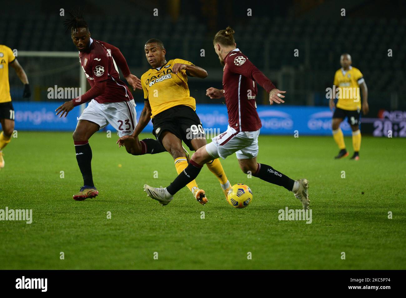 Soualiho Meite e Marvin Zeegelaar di Udinese Calcio durante la Serie Una partita tra Torino FC e Udinese Calcio allo Stadio Olimpico Grande Torino il 12 dicembre 2020 a Torino. Durante la Serie Una partita tra Torino FC e Udinese Calcio allo Stadio Olimpico Grande Torino il 12 dicembre, 2020 a Torino. (Foto di Alberto Gandolfo/NurPhoto) Foto Stock