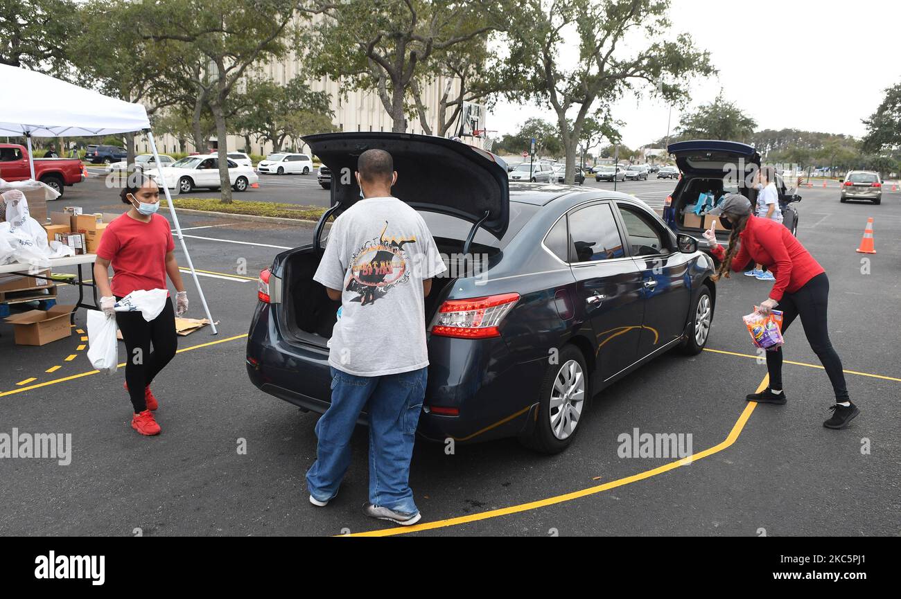 I volontari caricano le auto con tacchini e altra assistenza alimentare per i membri del cast Walt Disney World e altri in occasione di un evento di distribuzione alimentare il 12 dicembre 2020 a Orlando, Florida. Tom e Sarah Bricker, una coppia che gestisce il Disney Tourist Blog, hanno raccolto oltre $64.000 dollari in donazioni on-line per la seconda Harvest Food Bank della Florida centrale, che ha collaborato con Good Samaritan Outreach per aiutare i lavoratori disoccupati del parco a tema. (Foto di Paul Hennessy/NurPhoto) Foto Stock