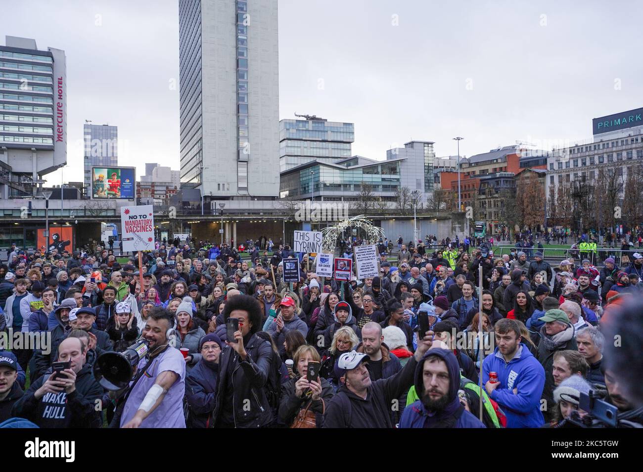 I manifestanti si sono riuniti a Piccadilly Gardens durante una protesta anti-blocco a Manchester il 12 dicembre 2020 (Foto di Giannis Alexopoulos/NurPhoto) Foto Stock