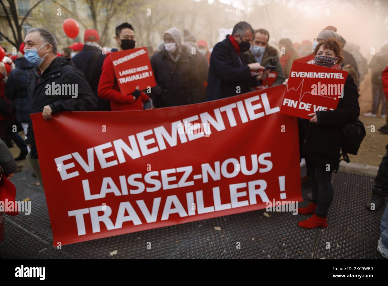 I manifestanti tengono cartelli e striscioni che leggono "Let US Work" durante una dimostrazione dei proprietari di hotel e ristoranti e dei professionisti del turismo per chiedere alle loro aziende di riaprirsi in mezzo alla pandemia di Covid-19, causata dal romanzo coronavirus. Il 14 dicembre 2020 a Parigi. (Foto di Mehdi Taamallah/NurPhoto) Foto Stock