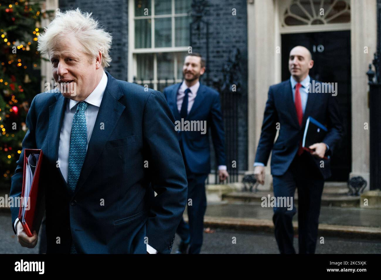 Il primo ministro britannico Boris Johnson, leader del Partito conservatore e deputato di Uxbridge e South Ruislip, lascia 10 Downing Street per la riunione settimanale del gabinetto, attualmente in corso presso l'Ufficio degli esteri, del Commonwealth e dello sviluppo (FCDO), a Londra, in Inghilterra, il 15 dicembre 2020. Dietro il primo ministro cammina il capo di stato maggiore entrante Dan Rosenfield (2R) con il segretario di gabinetto e il capo del servizio civile Simon Case (R). (Foto di David Cliff/NurPhoto) Foto Stock
