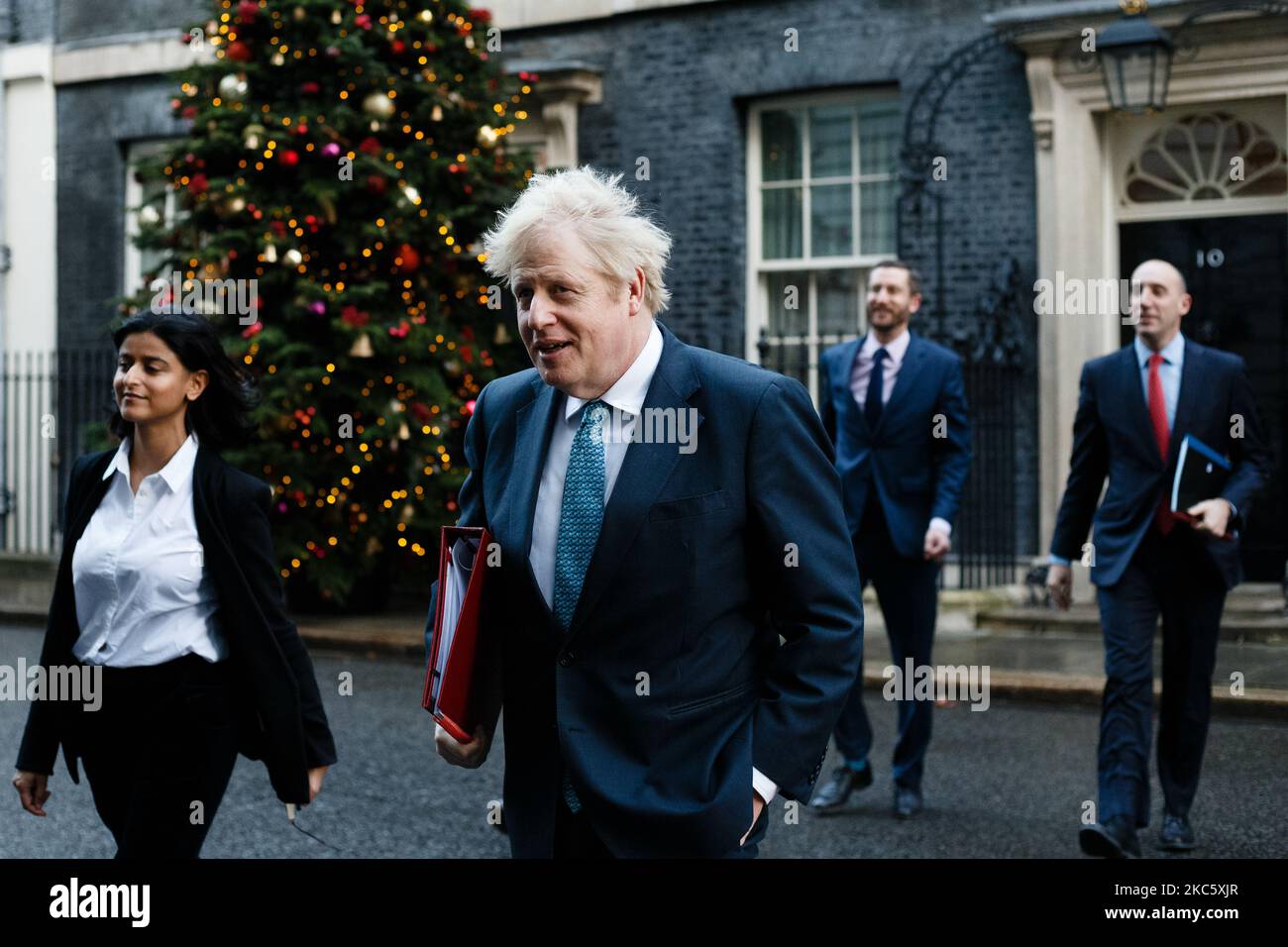 Il primo ministro britannico Boris Johnson, leader del Partito conservatore e deputato di Uxbridge e South Ruislip, lascia 10 Downing Street per la riunione settimanale del gabinetto, attualmente in corso presso l'Ufficio degli esteri, del Commonwealth e dello sviluppo (FCDO), a Londra, in Inghilterra, il 15 dicembre 2020. Accanto al primo ministro cammina Munira Mirza, direttore dell'unità politica numero 10; dietro cammina Capo di Stato maggiore Dan Rosenfield (2R) con il Segretario di gabinetto e capo del servizio civile Simon Case (R). (Foto di David Cliff/NurPhoto) Foto Stock