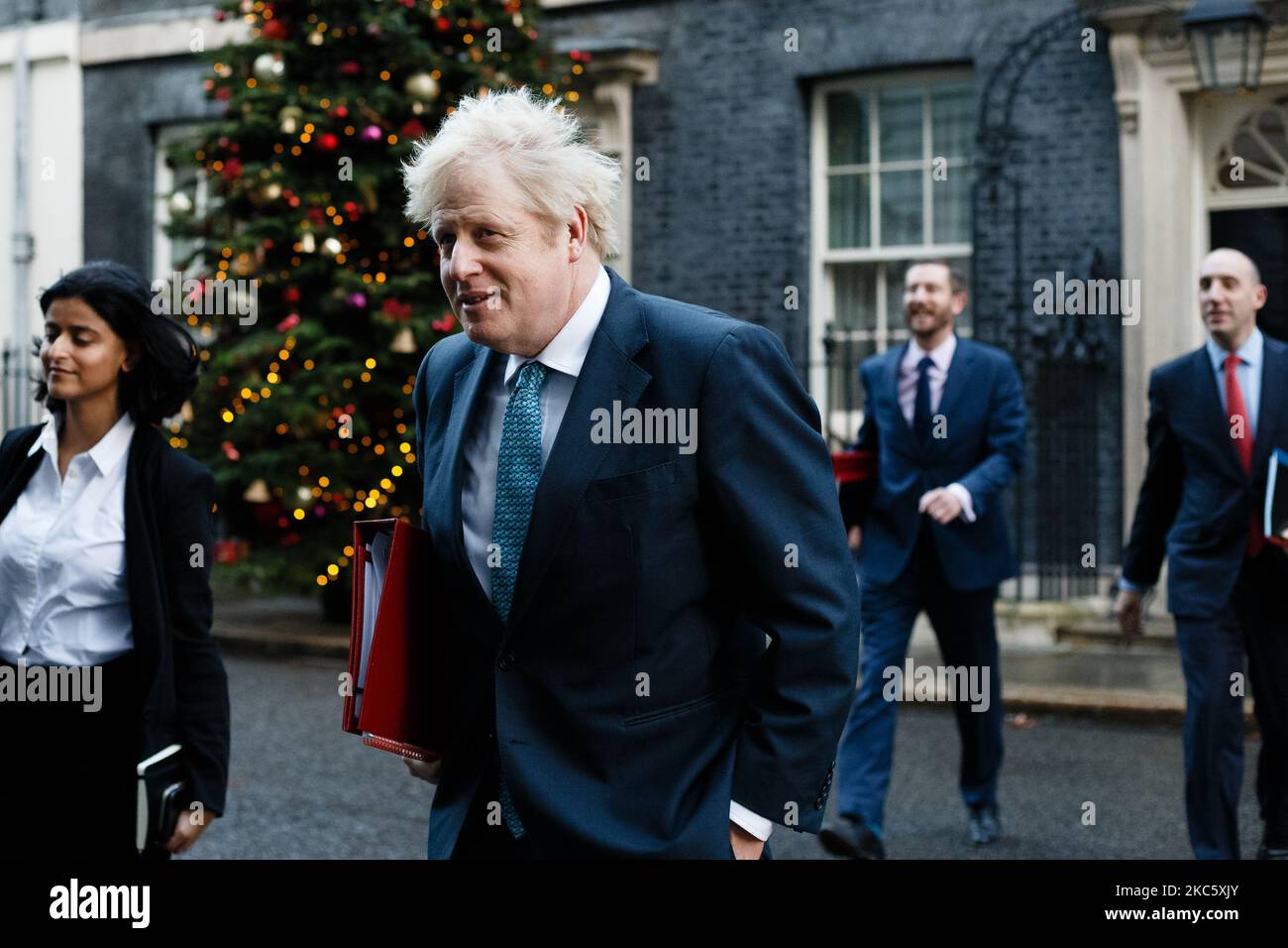 Il primo ministro britannico Boris Johnson, leader del Partito conservatore e deputato di Uxbridge e South Ruislip, lascia 10 Downing Street per la riunione settimanale del gabinetto, attualmente in corso presso l'Ufficio degli esteri, del Commonwealth e dello sviluppo (FCDO), a Londra, in Inghilterra, il 15 dicembre 2020. Accanto al primo ministro cammina Munira Mirza, direttore dell'unità politica numero 10; dietro cammina Capo di Stato maggiore Dan Rosenfield (2R) con il Segretario di gabinetto e capo del servizio civile Simon Case (R). (Foto di David Cliff/NurPhoto) Foto Stock