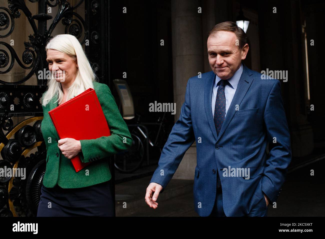 Ministro senza portafoglio presso il Gabinetto e copresidente del Partito conservatore Amanda Milling (L), deputato di Cannock Chase, E il Segretario di Stato per l'ambiente, l'alimentazione e gli affari rurali George Eustice (R), deputato del Partito conservatore per Camborne e Redruth, ritornano a Downing Street dalla riunione settimanale del gabinetto, attualmente in corso presso l'Ufficio degli esteri, del Commonwealth e dello sviluppo (FCDO), a Londra, Inghilterra, il 15 dicembre 2020. (Foto di David Cliff/NurPhoto) Foto Stock