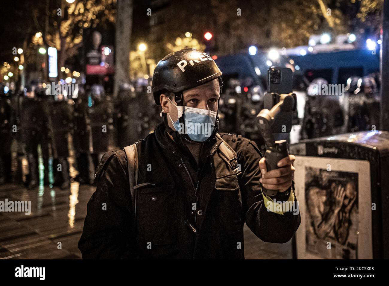 Rémy Buisine, giornalista francese che lavora per Brut, durante la manifestazione per le libertà a Parigi il 12.12.20 (Foto di Fabien Pallueau/NurPhoto) Foto Stock
