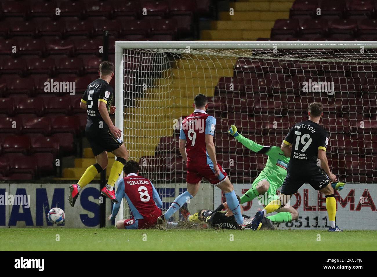 Alex Gilliead di Scunthorpe United si avvicina al punteggio durante la partita della Sky Bet League 2 tra Scunthorpe United e Barrow a Glanford Park, a Scunthorpe, martedì 15th dicembre 2020. (Foto di Mark Fletcher/MI News/NurPhoto) Foto Stock