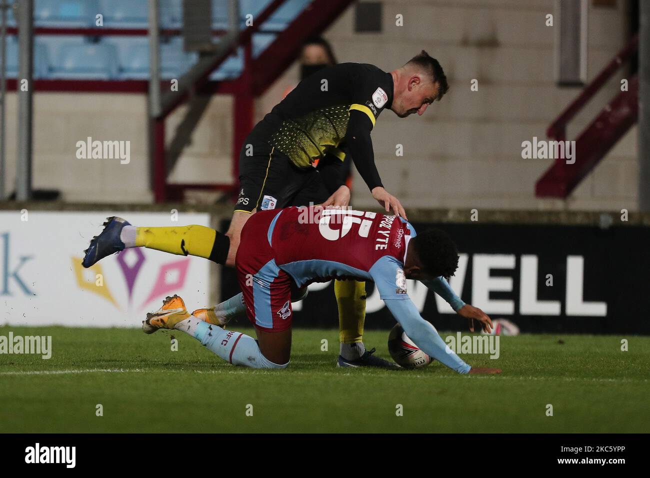 Scott Quigley of Barrow combatte con Myles Hippolyte di Scunthorpe Unito durante la partita della Sky Bet League 2 tra Scunthorpe United e Barrow a Glanford Park, Scunthorpe martedì 15th dicembre 2020. (Foto di Mark Fletcher/MI News/NurPhoto) Foto Stock