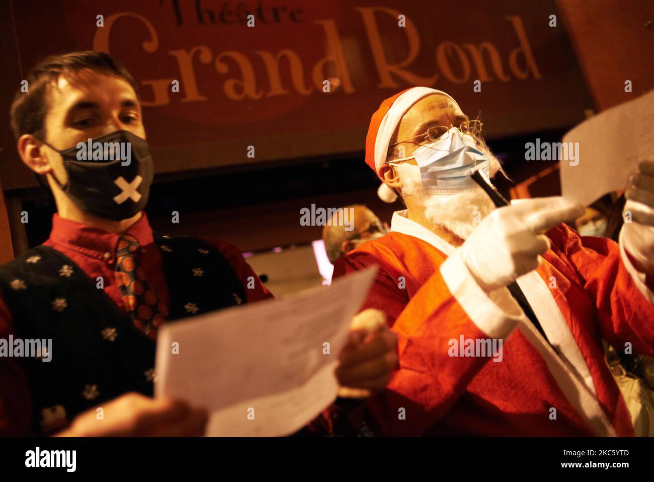 Manifestanti che cantano contro la chiusura di luoghi culturali di fronte al teatro Grand-Rond. Operatori culturali (attori, artisti dal vivo, pittori, musicisti, tecnici, Ecc.), i direttori dei teatri e le unioni culturali (CGT, Synavi, Snam..) hanno organizzato una giornata nazionale di azioni e dimostrazioni per protestare contro la chiusura di tutti i teatri, cinema, sale da concerto, ecc dal governo franco a causa della pandemia di Covid-19. Protestano perché si chiedono perché i centri commerciali, i negozi, ecc sono aperti e non loro. Gli operatori culturali sono considerati come non essenziali dal governo francese anche se la Francia Foto Stock