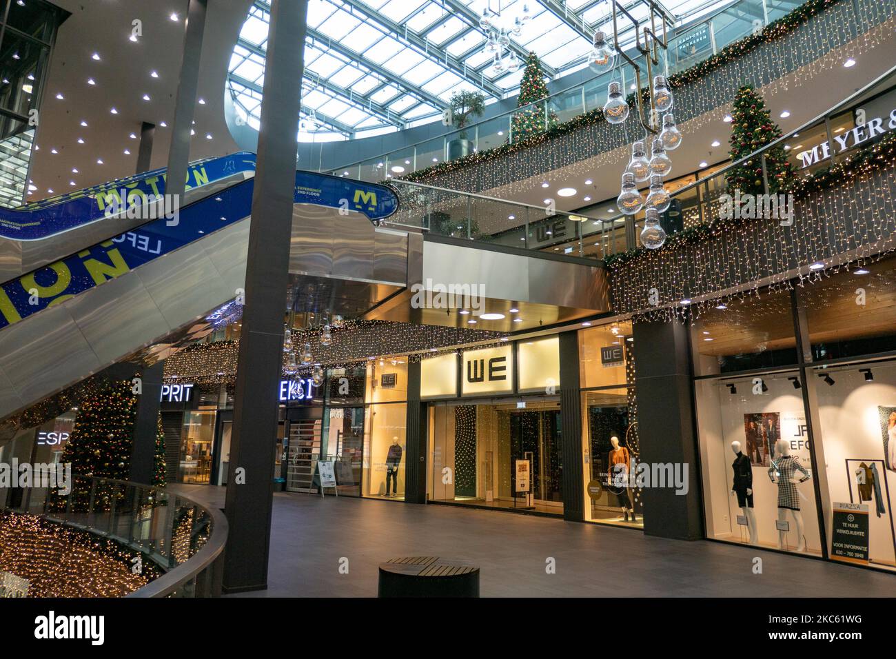 Negozi chiusi in un centro commerciale nei Paesi Bassi durante la nuova chiusura di cinque settimane come si vede nella città di Eindhoven. Vita quotidiana nella zona commerciale, centro commerciale e piazze della città di Eindhoven. Il primo ministro dei Paesi Bassi, Mark Rutte, ha annunciato all'inizio di questa settimana le nuove misure contro la diffusione del virus Covid-19. Il governo olandese ha imposto le nuove misure di blocco per combattere la seconda ondata della pandemia di Coronavirus, con incontri limitanti ma anche la chiusura dei negozi. Tutti i luoghi pubblici, compresi i centri di cure diurni, le palestre, le piscine, i musei, i giardini zoologici, cinema, parrucchieri, saloni di bellezza, mercati pubblici a Foto Stock