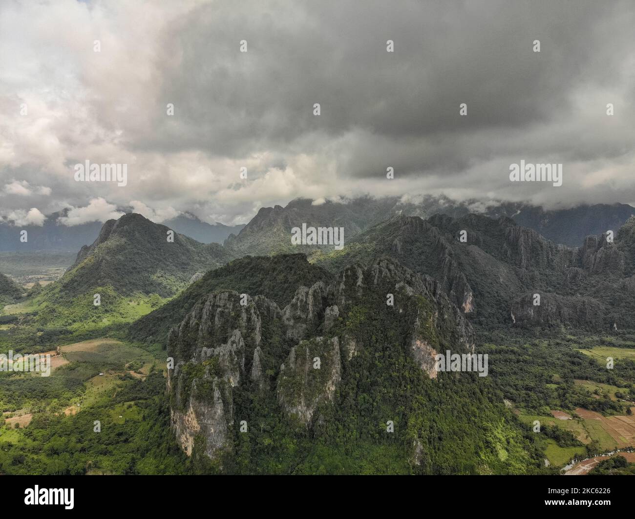 Una vista da drone delle belle montagne boscose a Luang Prabang, Laos, in una giornata nuvolosa Foto Stock