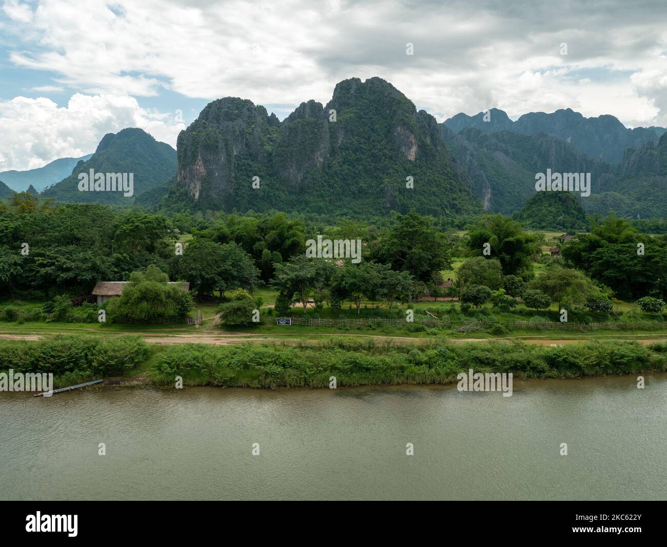 Un bellissimo paesaggio del fiume Mekong e montagne boscose a Luang Prabang, Laos Foto Stock