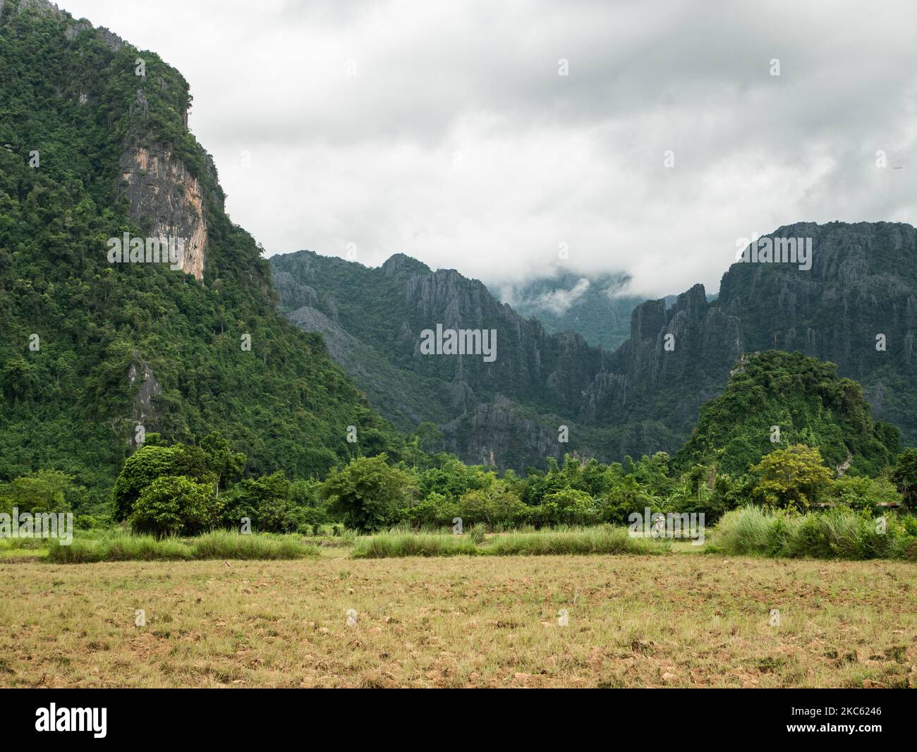 Una bella vista delle montagne boscose a Luang Prabang, Laos, in una giornata nuvolosa Foto Stock