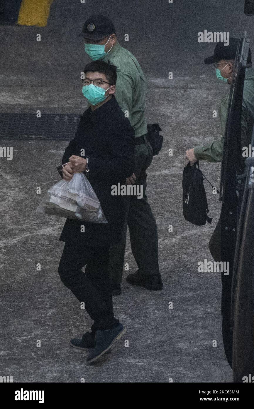 Joshua Wong, attivista pro-democrazia, si vede appassionante un pulmino del dipartimento delle correzioni dopo aver partecipato alla corte del Lai Chi Kok Reception Centre il 18 dicembre 2020 a Hong Kong, Cina. Wong è stato accusato di aver partecipato a un'assemblea non autorizzata per una protesta contro la legge anti-maschera. (Foto di Vernon Yuen/NurPhoto) Foto Stock