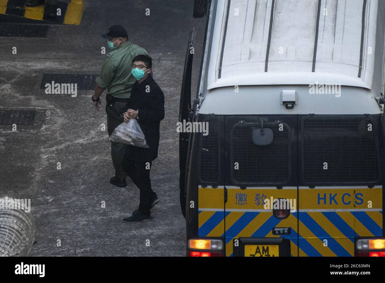 Joshua Wong, attivista pro-democrazia, si vede appassionante un pulmino del dipartimento delle correzioni dopo aver partecipato alla corte del Lai Chi Kok Reception Centre il 18 dicembre 2020 a Hong Kong, Cina. Wong è stato accusato di aver partecipato a un'assemblea non autorizzata per una protesta contro la legge anti-maschera. (Foto di Vernon Yuen/NurPhoto) Foto Stock