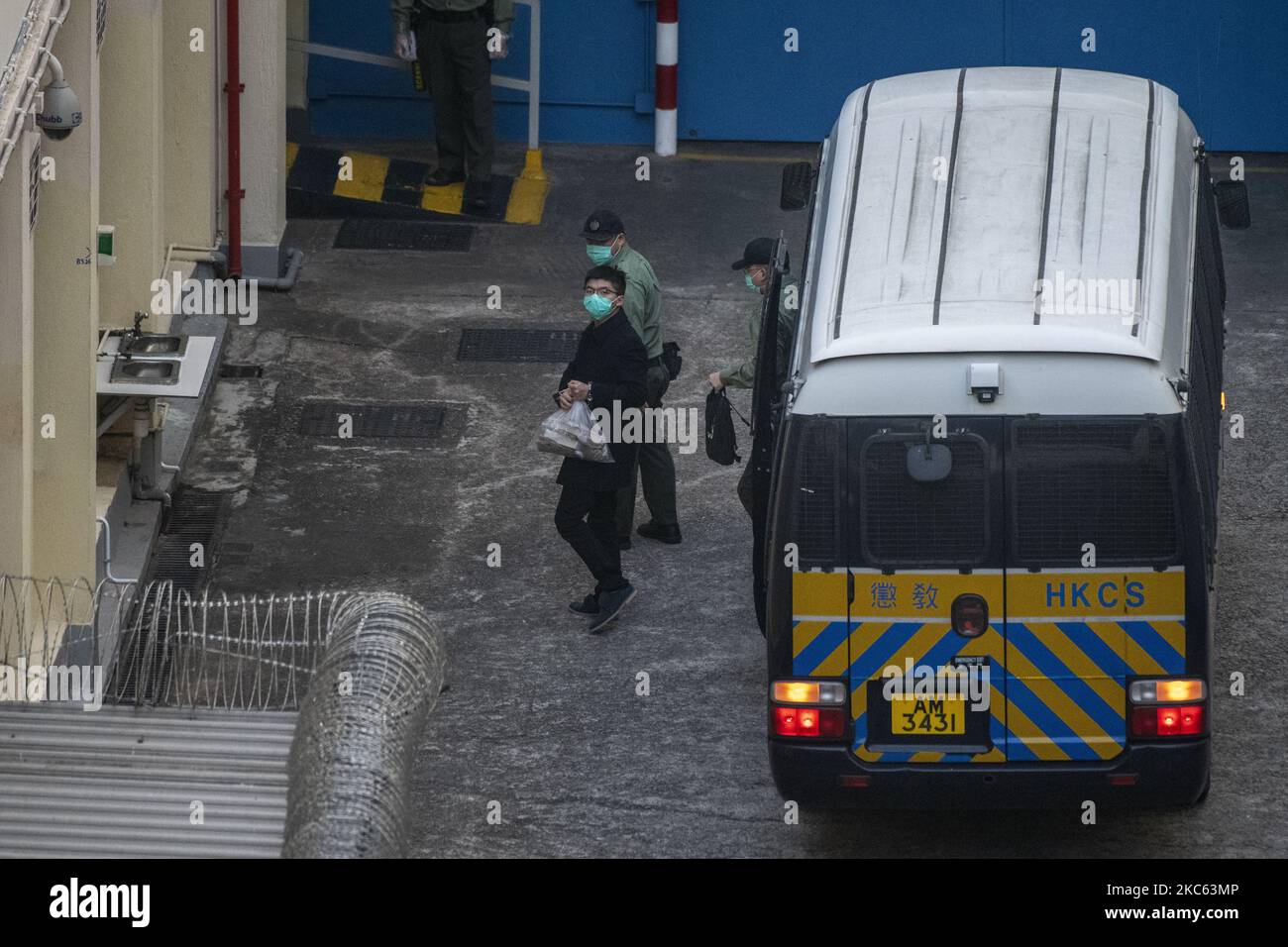 Joshua Wong, attivista pro-democrazia, si vede appassionante un pulmino del dipartimento delle correzioni dopo aver partecipato alla corte del Lai Chi Kok Reception Centre il 18 dicembre 2020 a Hong Kong, Cina. Wong è stato accusato di aver partecipato a un'assemblea non autorizzata per una protesta contro la legge anti-maschera. (Foto di Vernon Yuen/NurPhoto) Foto Stock