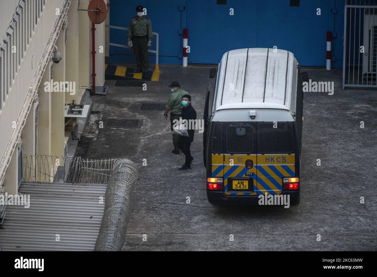 Joshua Wong, attivista pro-democrazia, si vede appassionante un pulmino del dipartimento delle correzioni dopo aver partecipato alla corte del Lai Chi Kok Reception Centre il 18 dicembre 2020 a Hong Kong, Cina. Wong è stato accusato di aver partecipato a un'assemblea non autorizzata per una protesta contro la legge anti-maschera. (Foto di Vernon Yuen/NurPhoto) Foto Stock