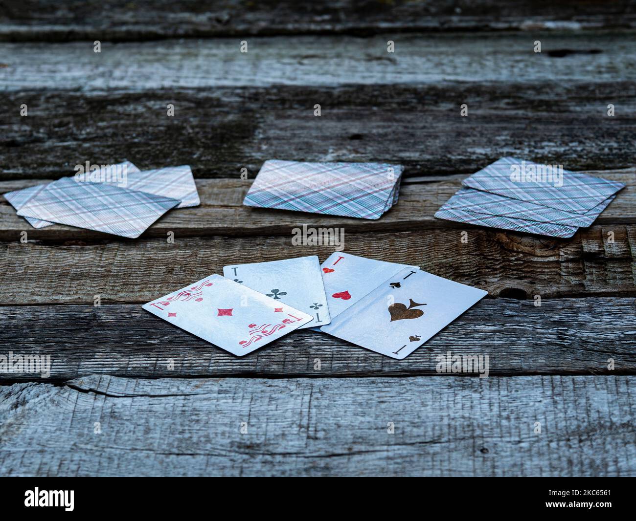 Carte da gioco quattro assi. Un mazzo di carte da gioco. Tavolo di legno. Quattro assi. Attività di gaming. Gioco d'azzardo. Immagine di sfondo. Foto Stock