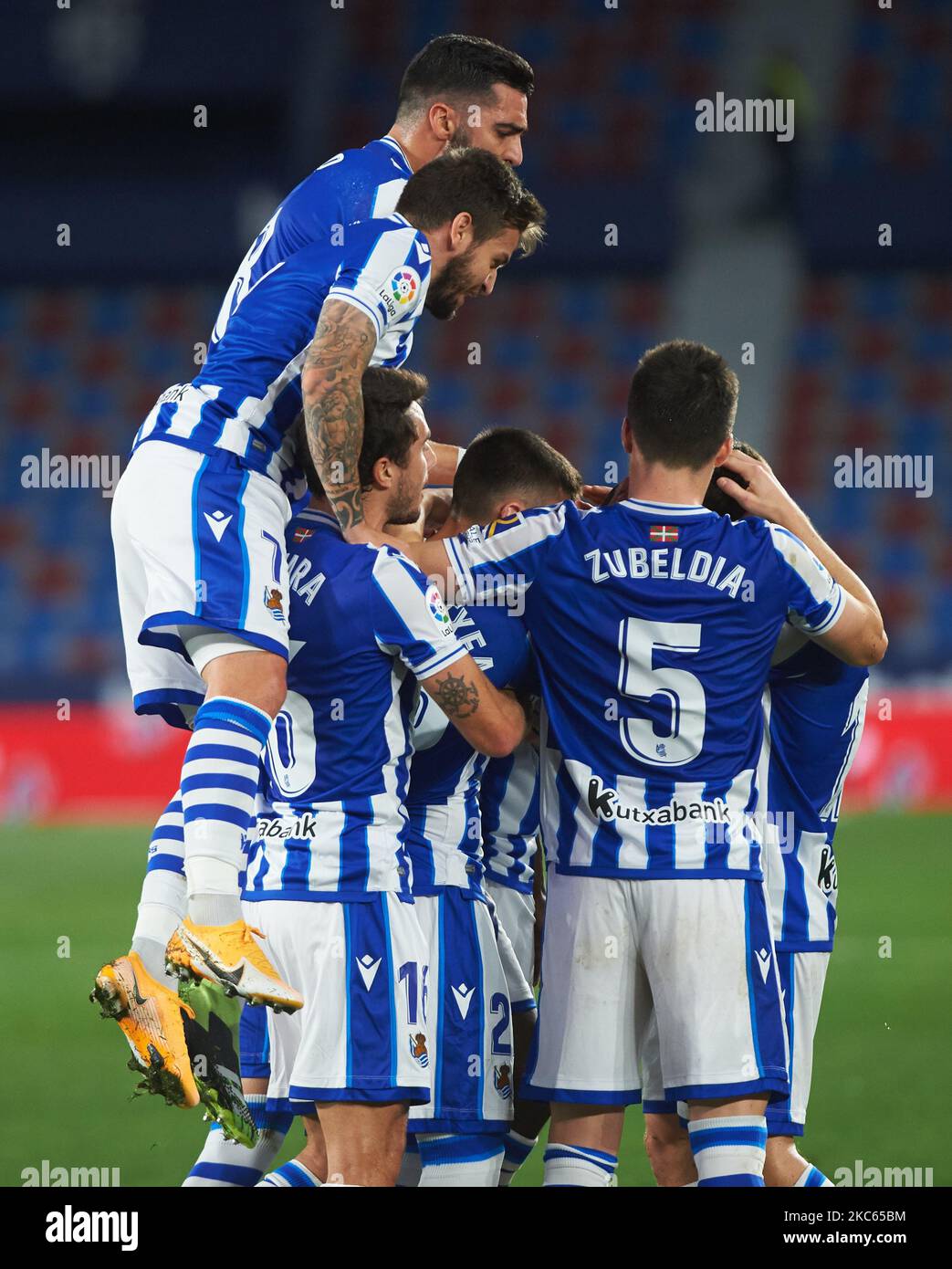 I giocatori della Real Sociedad celebrano l'obiettivo di Aleksander Isak durante la mach la Liga Santander tra Levante UD e Real Sociedad all'Estadio Ciutat de Valencia il 19 dicembre 2020 a Valencia, Spagna (Foto di Maria Jose Segovia/NurPhoto) Foto Stock