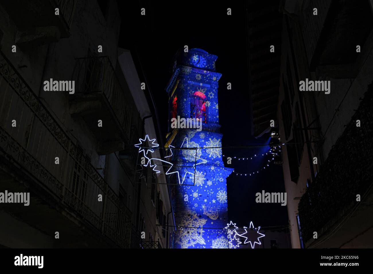 Natale a Giaveno (Torino) con l'incantevole spettacolo di luci o proiezione di luci del 19 dicembre 2020. (Foto di Massimiliano Ferraro/NurPhoto) Foto Stock