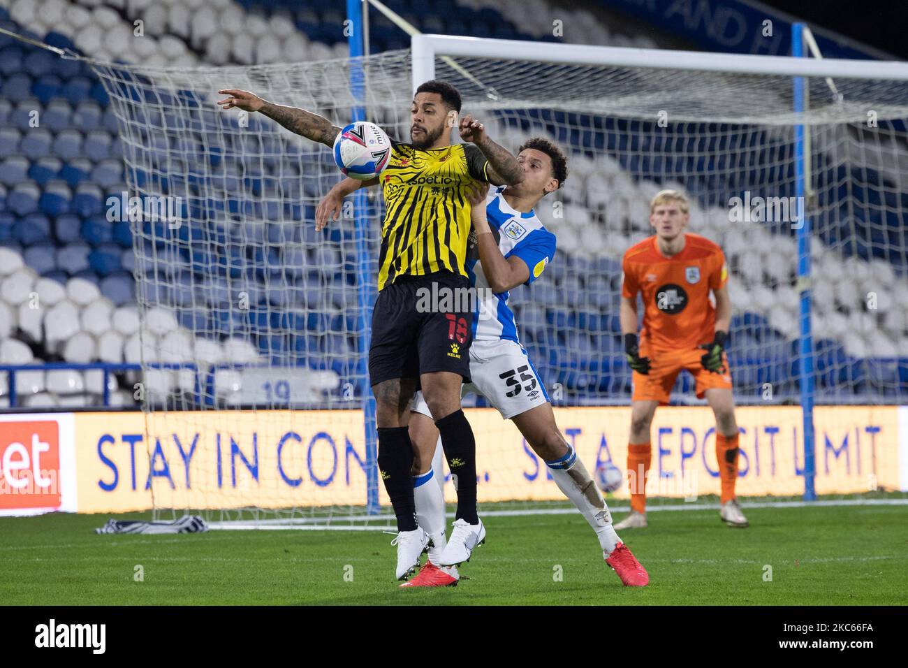Andre Gray di Watford combatte con Rarmani Edmonds-Green di Huddersfield Towndurante la partita del campionato Sky Bet tra Huddersfield Town e Watford al John Smith's Stadium di Huddersfield sabato 19th dicembre 2020. (Foto di Pat Scaasi/MI News/NurPhoto) Foto Stock