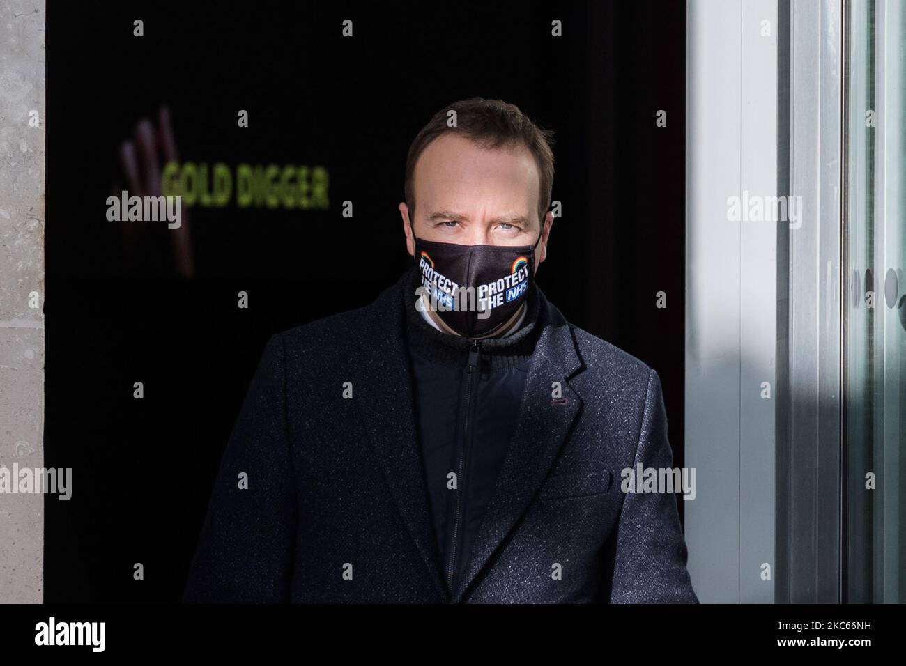 Il Segretario di Stato per la Salute e la cura sociale Matt Hancock lascia la BBC Broadcasting House nel centro di Londra dopo essere comparso al Andrew Marr Show il 20 dicembre 2020 a Londra, Inghilterra. Da oggi, Londra, il sud-est e l'est dell'Inghilterra hanno introdotto restrizioni di livello 4, simili all'ultimo blocco nazionale, con l'ordine di rimanere a casa, il divieto di mescolare le famiglie, la chiusura di tutti i negozi e le imprese non essenziali e la cancellazione del previsto rilassamento delle regole per cinque giorni intorno a Natale. (Foto di Wiktor Szymanowicz/NurPhoto) Foto Stock