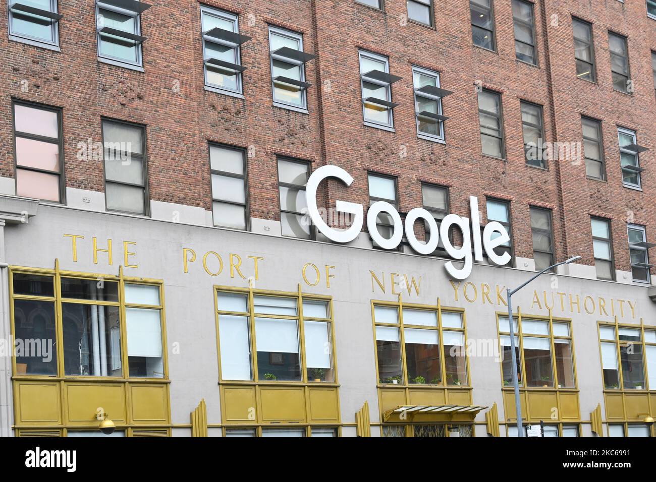 NEW YORK - .21 OTT 2022: Cartello di Google sul Port of New York Authority Building a Manhattan. Foto Stock