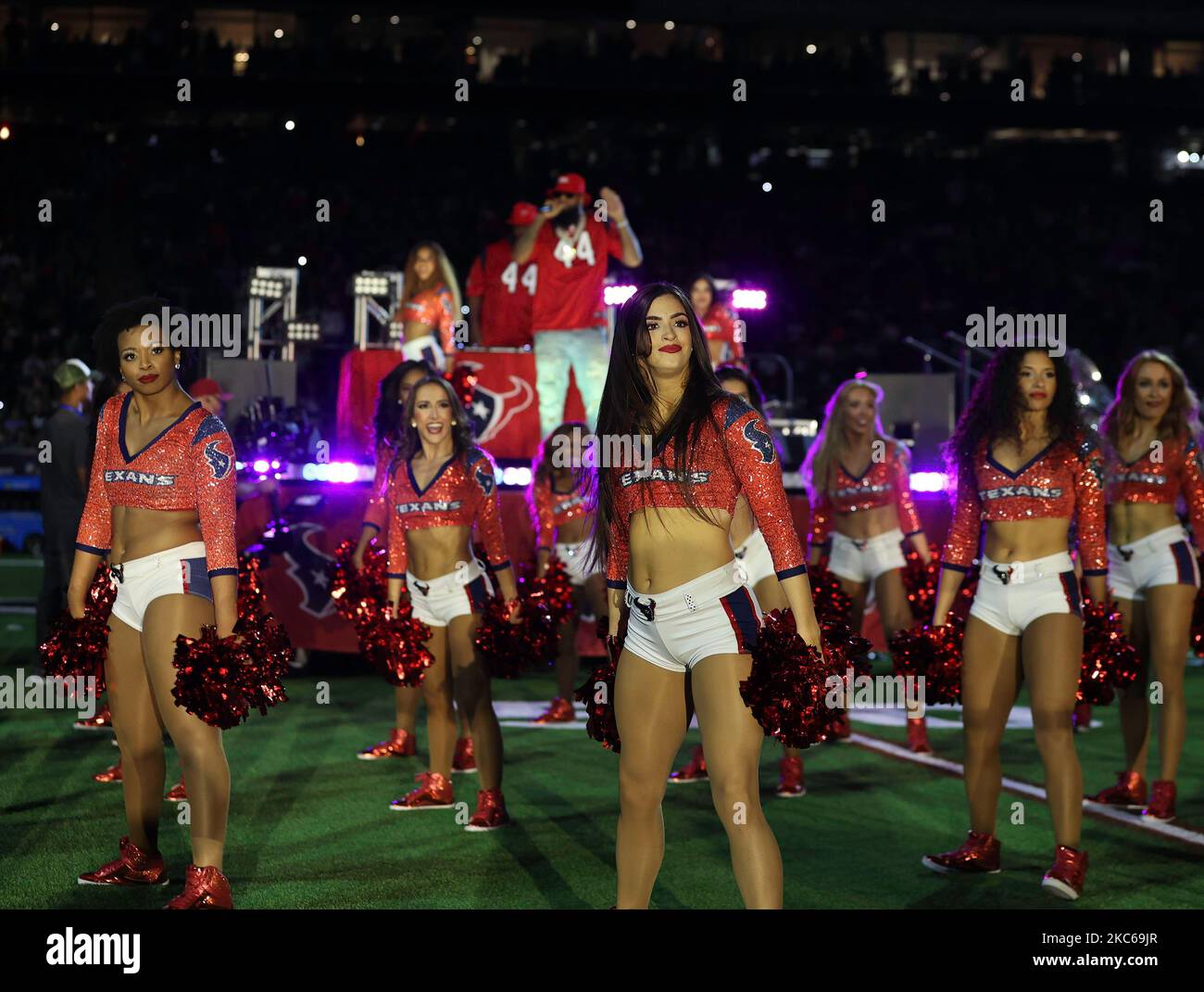 3 novembre 2022: I cheerleaders texani di Houston ballano durante una performance di halftime del rapper Big Slim in un gioco di NFL tra i texani e le aquile il 3 novembre 2022, a Houston. Le aquile vincono 29-17. (Credit Image: © Scott Coleman/ZUMA Press Wire) Foto Stock