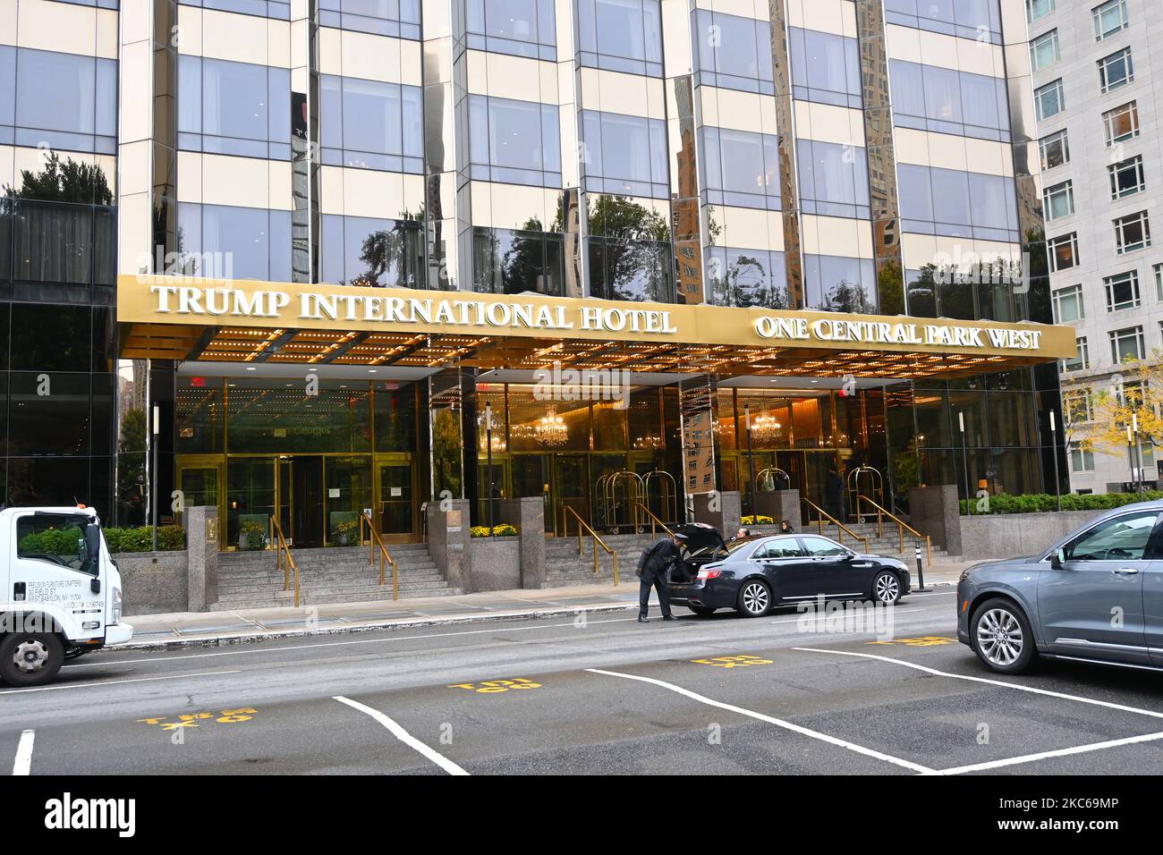NEW YORK - 23 OTT 2022: Il Trump International Hotel si affaccia su Central Park e a pochi passi da Columbus Circle, Lincoln Center e Fifth Avenue. Foto Stock