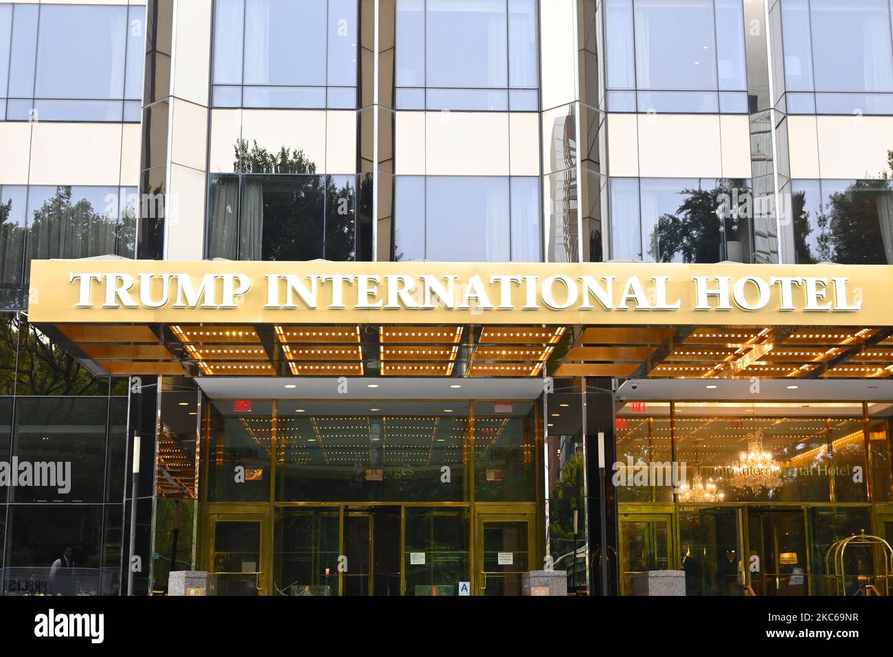 NEW YORK - 23 OTT 2022: Primo piano del cartello Trump International Hotel, l'edificio si affaccia su Central Park e a pochi passi da Columbus Circle, Linco Foto Stock