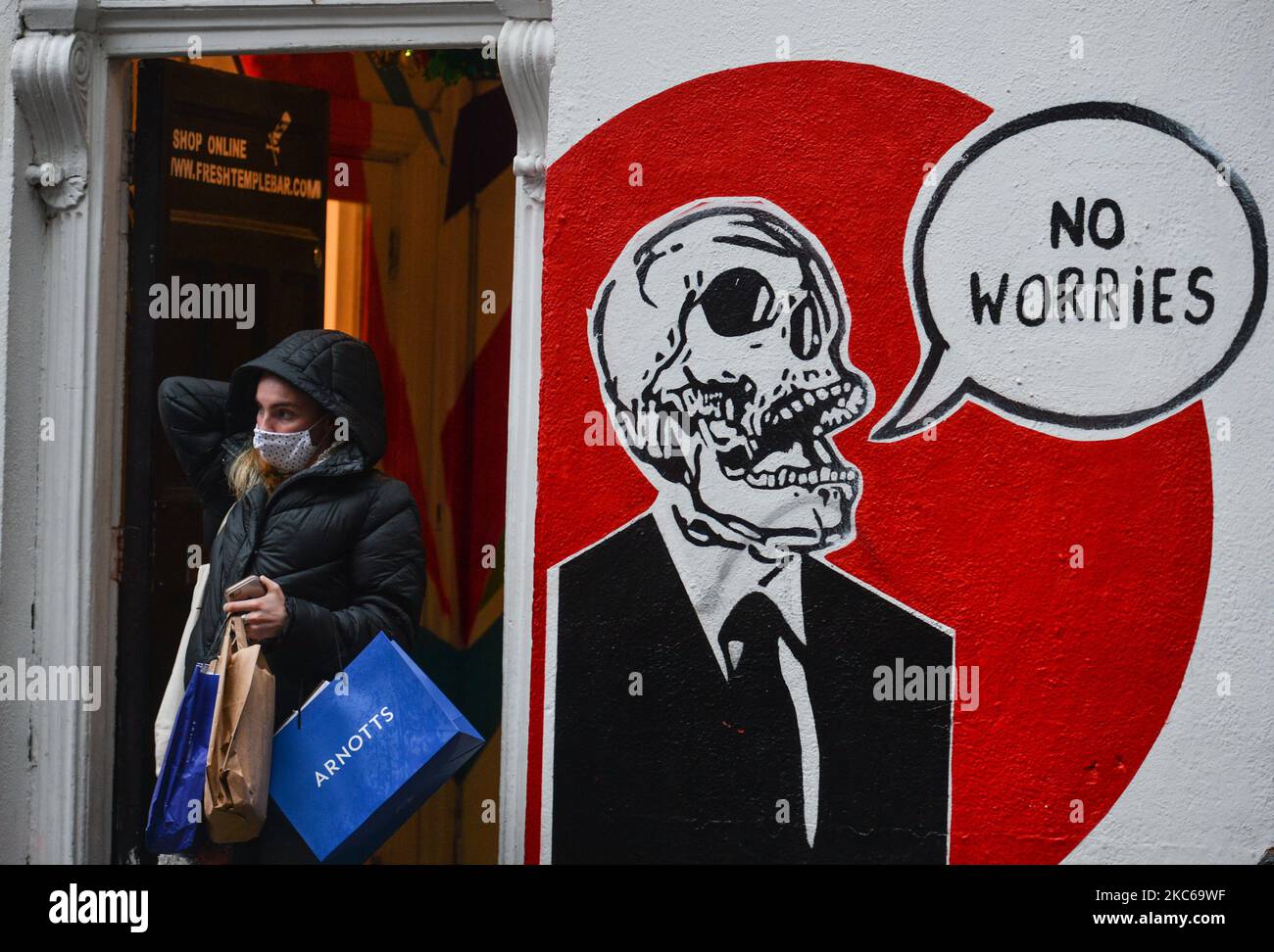Un murale con l'iscrizione 'No preoccups' visto nel Temple Bar di Dublino. Con il crescente numero di casi COVID e una nuova variante COVID pericolosamente contagiosa che imperversa nel Regno Unito, il Gabinetto irlandese ha deciso di introdurre nuove restrizioni prima di Natale. Dopo tre settimane di normalità, tutti i servizi di ospitalità, inclusi pub e ristoranti, sono destinati a chiudere nuovamente la vigilia di Natale. Lunedì 21 dicembre 2020 a Dublino, Irlanda. (Foto di Artur Widak/NurPhoto) Foto Stock
