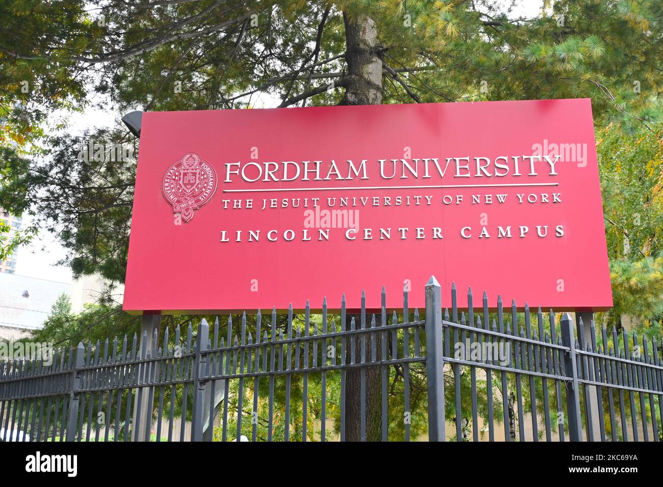 NEW YORK - .23 OTT 2022: Cartello alla Fordham University, Lincoln Center Campus, a Midtown Manhattan. Foto Stock