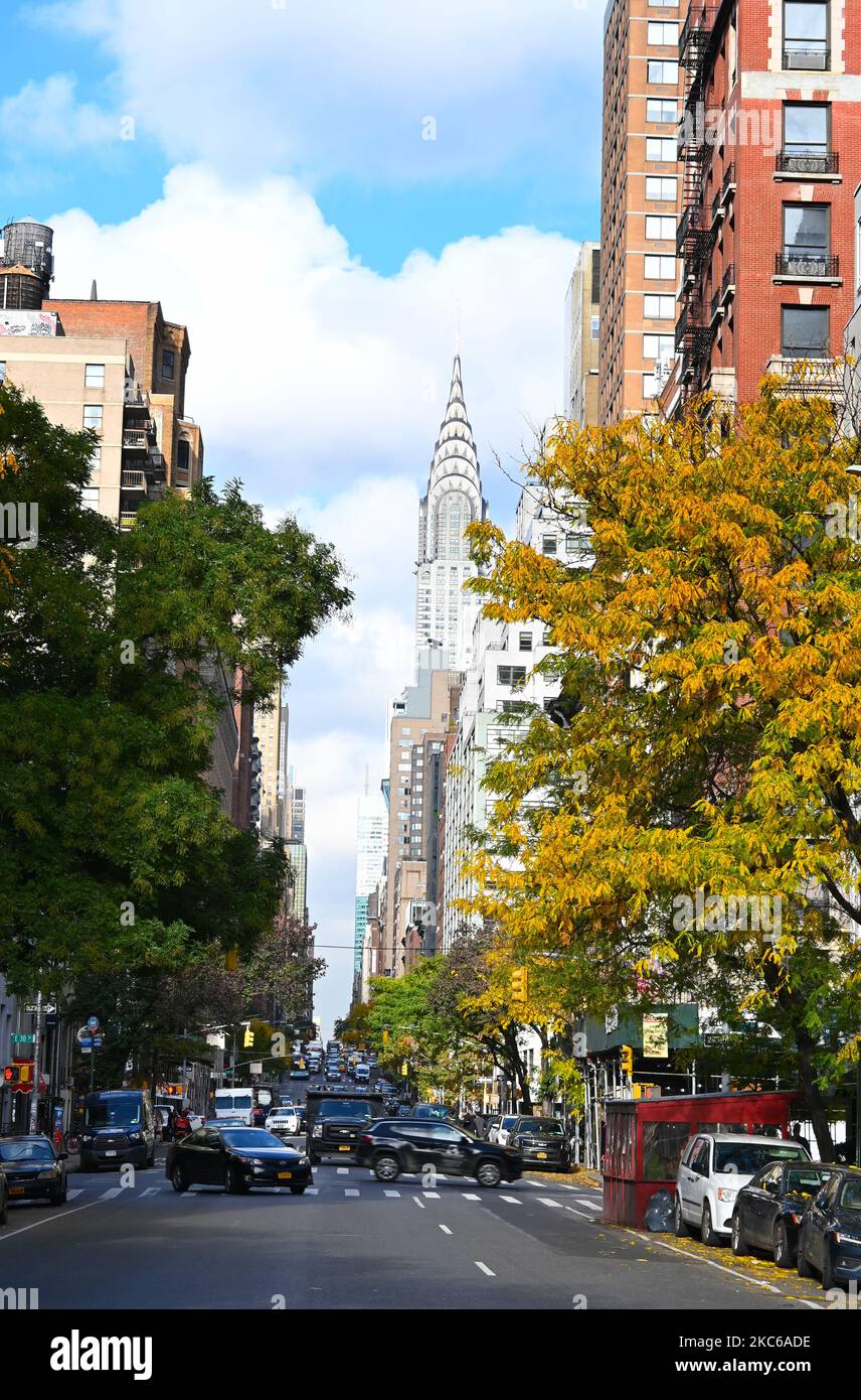 NEW YORK - 25 OTT 2022: Scena di strada con il Chrysler Building in aumento in lontananza. Foto Stock