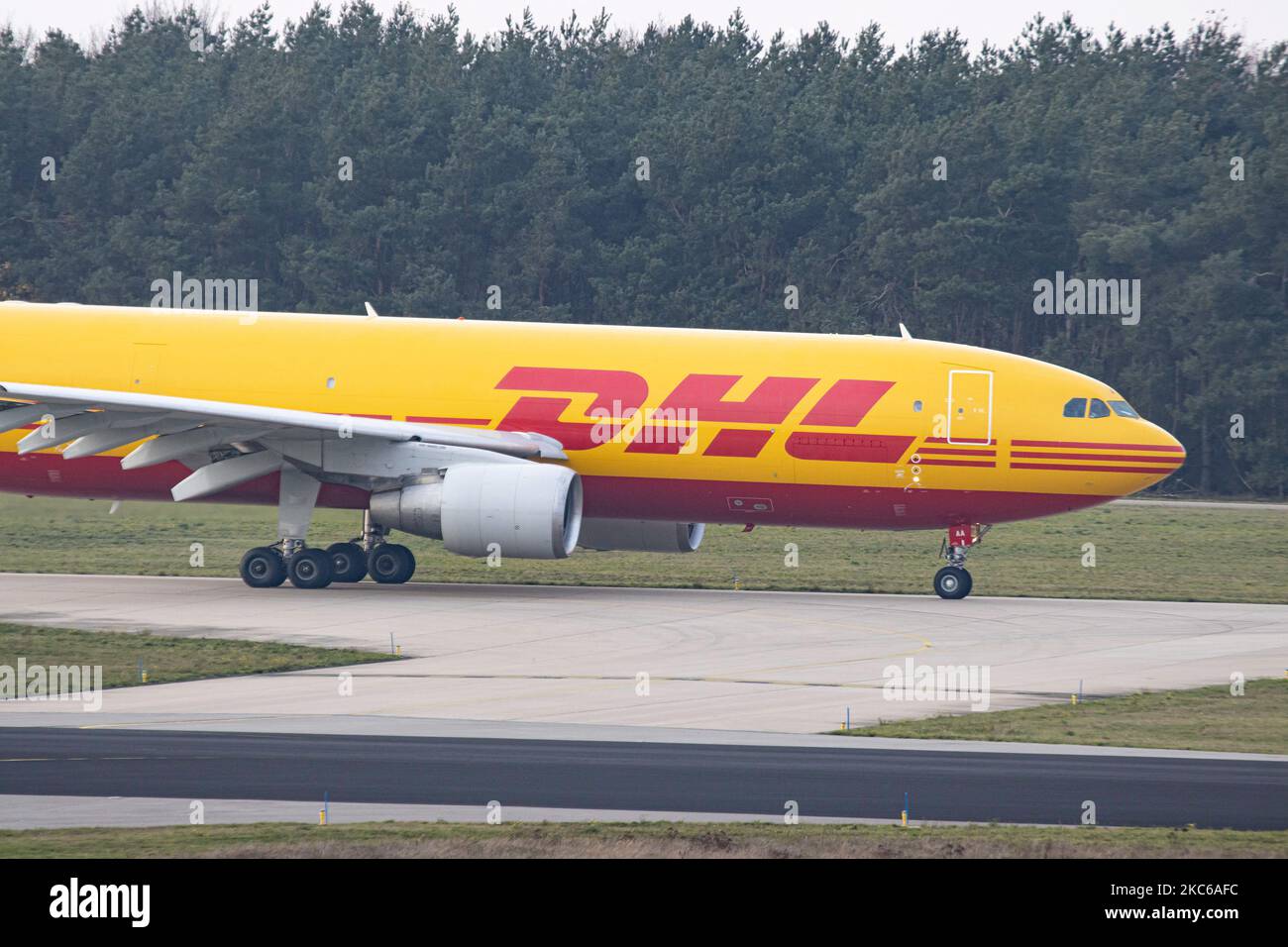 Airbus A300 DHL - EAT Leipzig cargo aereo come visto tassare, in partenza e volare da Eindhoven EIN EHEH. Il velivolo Airbus A300-600(F) a fusoliera larga ha la registrazione D-AEAA. DHL Aviation, una divisione di DHL Express (Dalsey, Hillblom e Lynn) International GmbH è un servizio di corriere, pacchi e posta espresso tedesco che è una divisione della società di logistica tedesca Deutsche Post DHL. Il traffico mondiale di passeggeri è diminuito durante l'era pandemica del coronavirus covid-19, con l'industria che lotta per sopravvivere in contrasto con le compagnie aeree di merci e merci che stanno prosperando. Ein Foto Stock