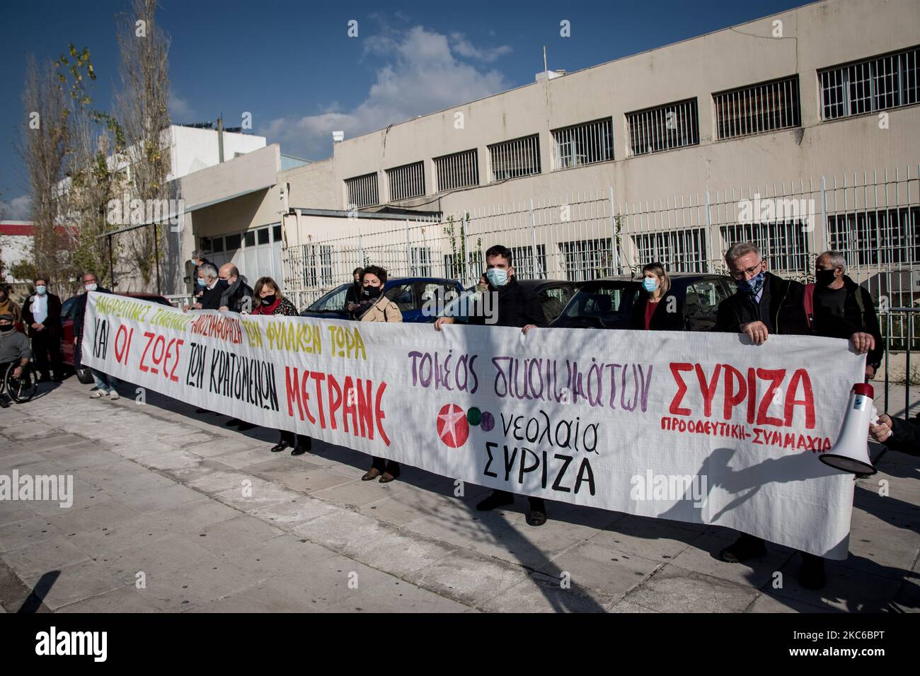 L'opposizione greca di SYRIZA protesta davanti alle carceri di Koridallos per il sostegno ai prigionieri, per migliori misure sanitarie per Coronavirus (Covid-19) ad Atene, in Grecia, il 23 dicembre 2020. (Foto di Nikolas Kokovlis/NurPhoto) Foto Stock