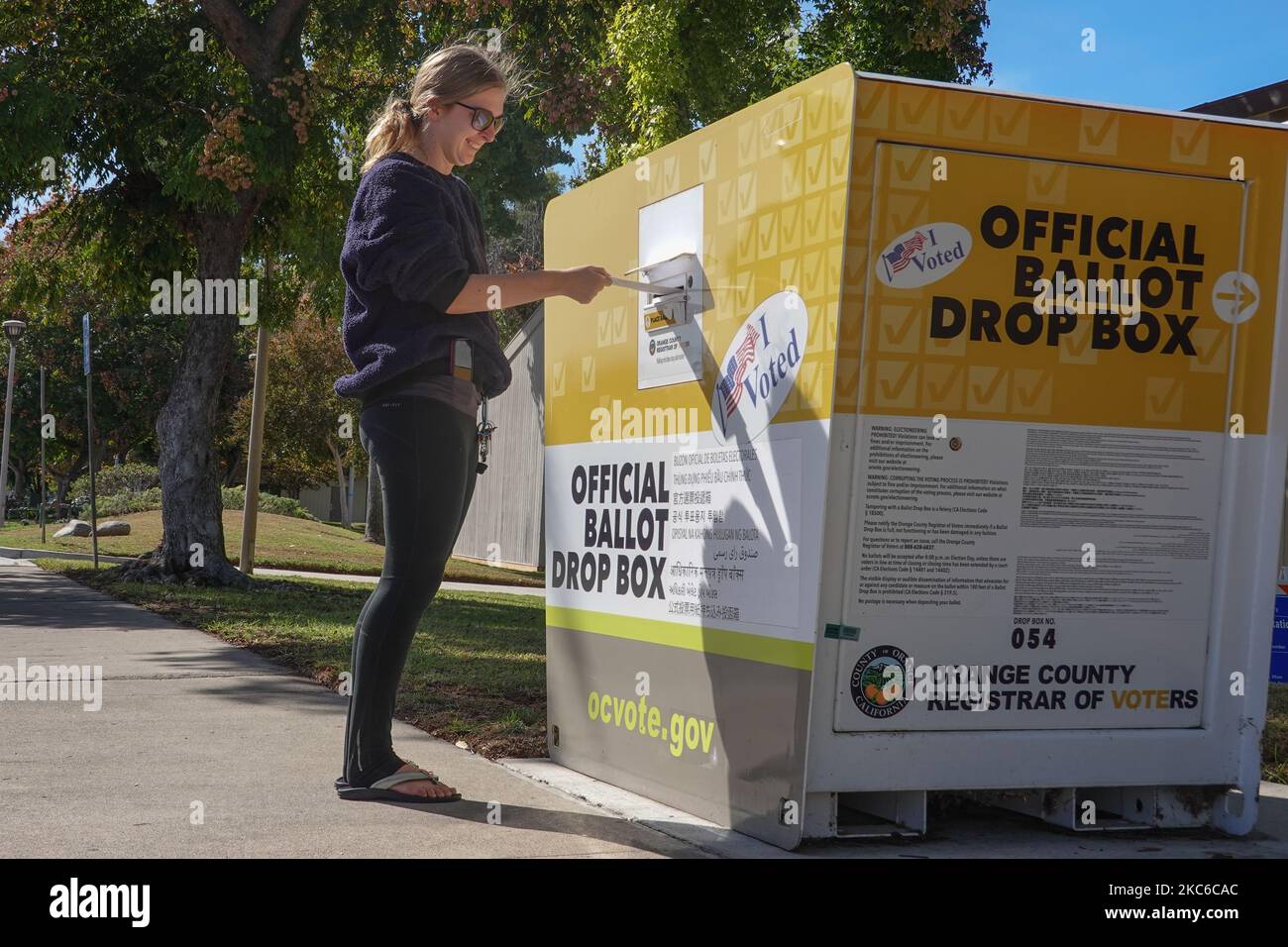 Giovane donna americana che ha espresso il suo voto al ballottaggio per le elezioni americane di midterm 2022 nella Irvine Orange County, California, USA Foto Stock