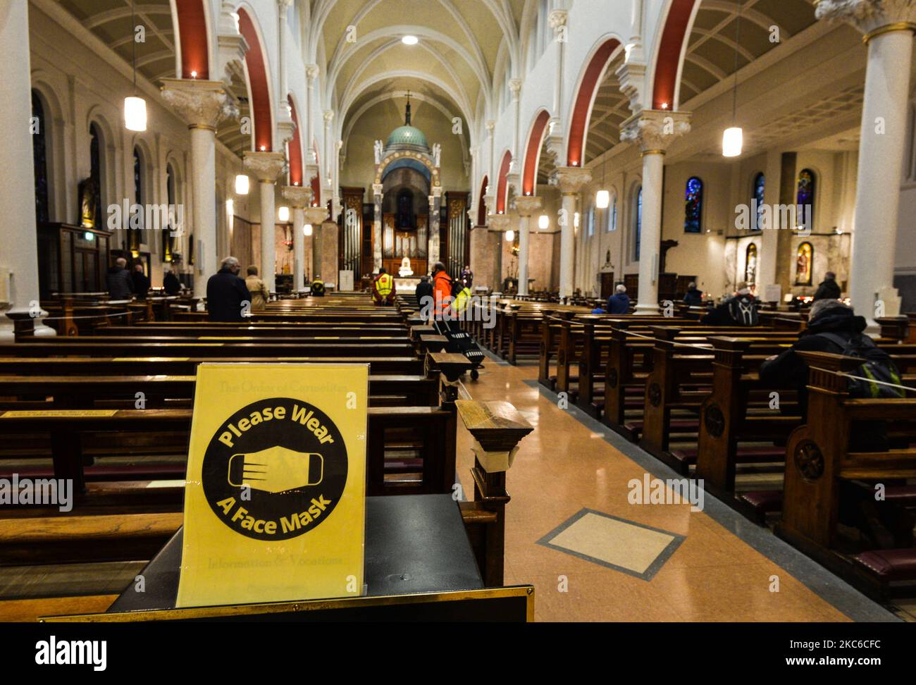 Un cartello con la scritta "Please wear A Face Mask" visto all'interno della Whitefriar Street Church, nel centro di Dublino. Mercoledì 23 dicembre 2020 a Dublino, Irlanda. (Foto di Artur Widak/NurPhoto) Foto Stock