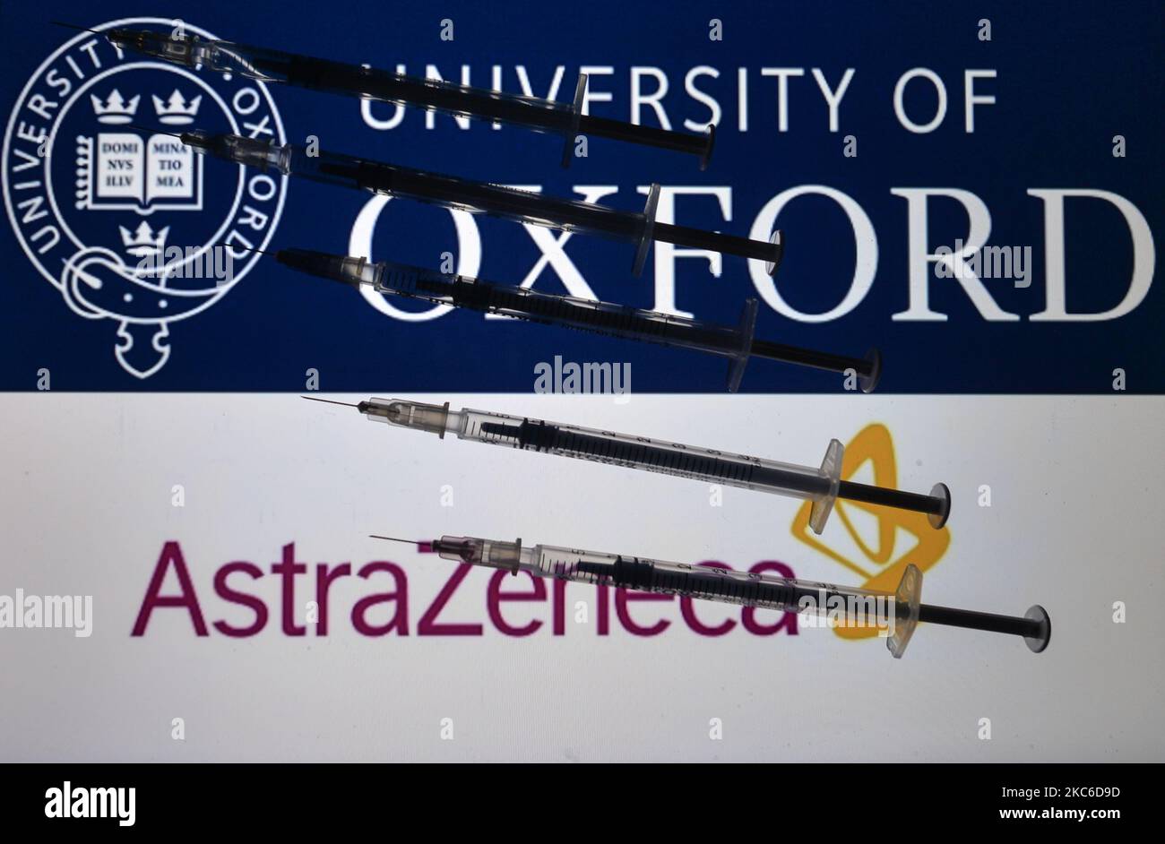 Una foto illustrativa che mostra siringhe mediche viste di fronte ai loghi AstraZeneca-University of Oxford visualizzati su schermi sullo sfondo la vigilia di Natale. Giovedì 24 dicembre 2020 a Dublino, Irlanda. (Foto di Artur Widak/NurPhoto) Foto Stock