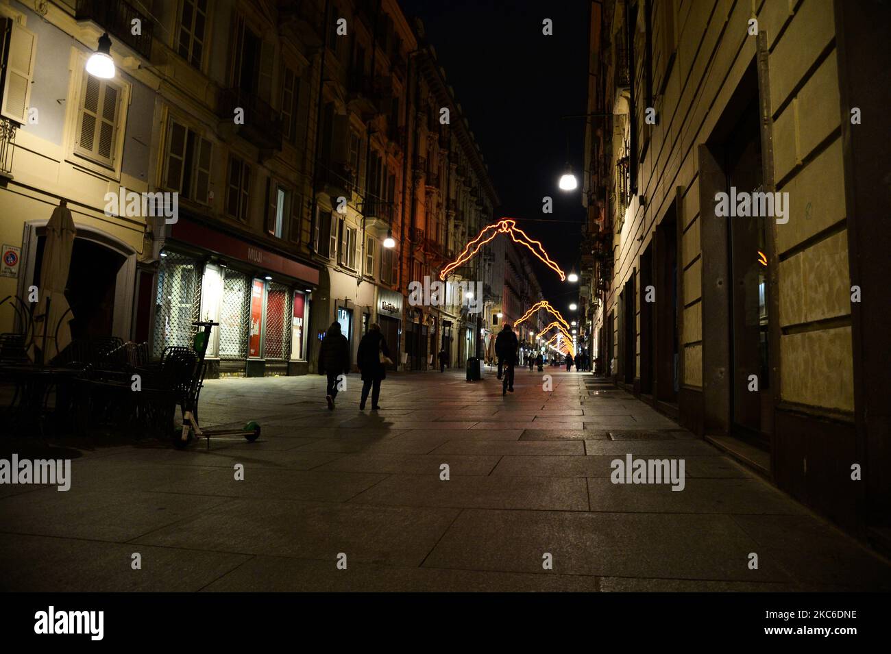 Vista generale di una strada vuota a Torino durante il primo giorno di zona rossa durante la festa di Natale a Torino, Italia, il 24 dicembre 2020. Il governo italiano ha imposto un nuovo blocco per contenere la pandemia del covid-19 durante le festività. (Foto di Alberto Gandolfo/NurPhoto) Foto Stock