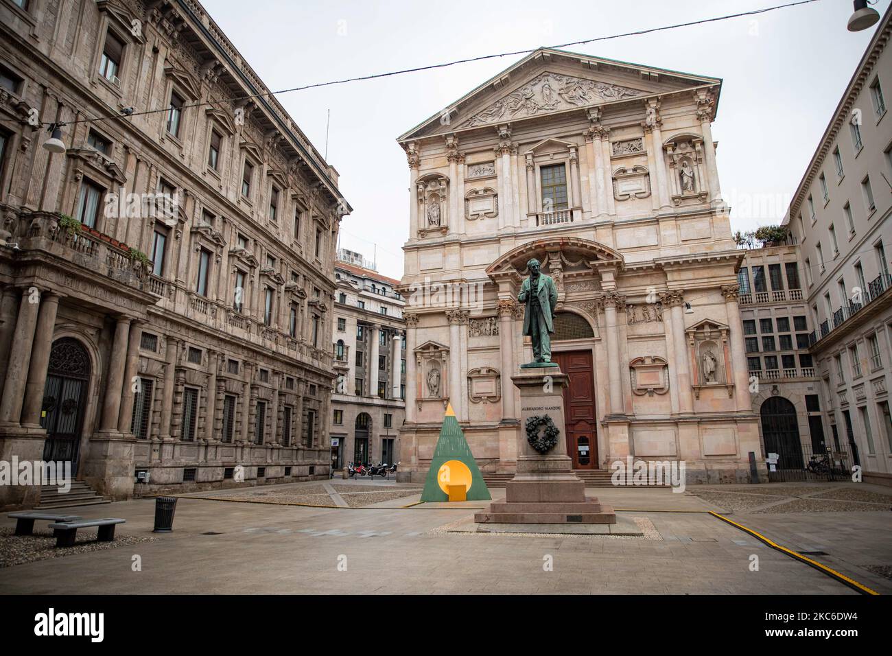 Vista generale di Piazza San fedele durante il primo giorno del nuovo blocco natalizio, che mette l'Italia nella zona rossa dal giorno prima di Natale, imposto dal Governo italiano contro la pandemia di Coronavirus (Covid-19) il 24 dicembre 2020 a Milano. (Foto di Alessandro Bremec/NurPhoto) Foto Stock