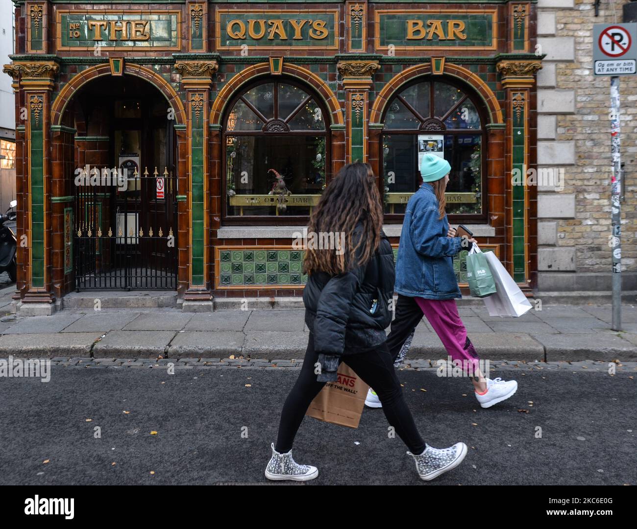 Due giovani donne camminano accanto a un pub chiuso nel Temple Bar di Dublino. Da oggi 3pm, tutti i ristoranti e pub sono chiusi. Parrucchieri, barbiere, estetiste, cinema e gallerie chiuderanno anche a fine giornata. Giovedì 24 dicembre 2020 a Dublino, Irlanda. (Foto di Artur Widak/NurPhoto) Foto Stock