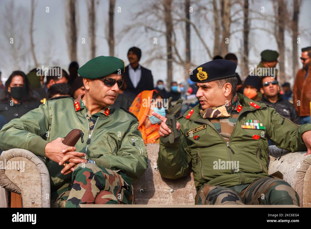 GOC 19 Divisione di Fanteria Baramulla Virendra Vats (sinistra) è visto durante Jashn-e-baramulla a baramulla, Jammu e Kashmir, India il 25 dicembre 2020. Indian Armys due giorni di festival giovanile 'Jashn-e-Baramulla' iniziato presso il famoso Showkat Ali Stadium of Government Degree College, Baramulla nel Kashmir Nord. Il festival ha evidenziato la ricca cultura e tradizione del Kashmir, mostrando il potenziale dei giovani del Kashmir. Inoltre, una grande folla inaspettata si è riunita per vedere il festival. (Foto di Nasir Kachroo/NurPhoto) Foto Stock