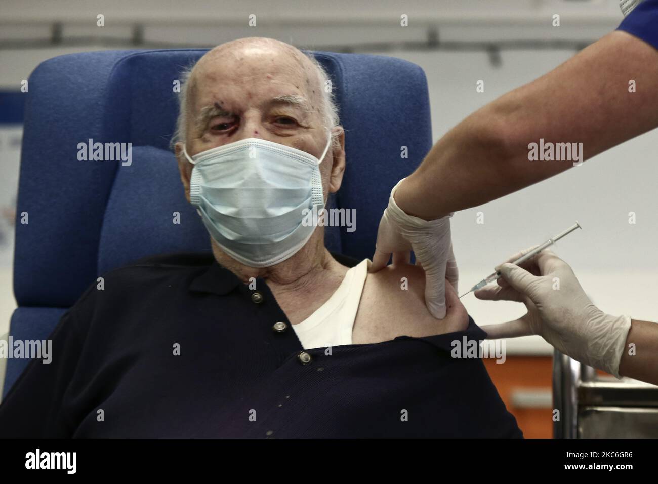 La seconda persona vaccinata in Grecia, Michalis Giovanidis 88, residente in una casa di cura, riceve un'iniezione con una dose di vaccino COVID-19 all'ospedale Evaggelismos, ad Atene, il 27 dicembre 2020. (Foto di Panayotis Tzamaros/NurPhoto) Foto Stock