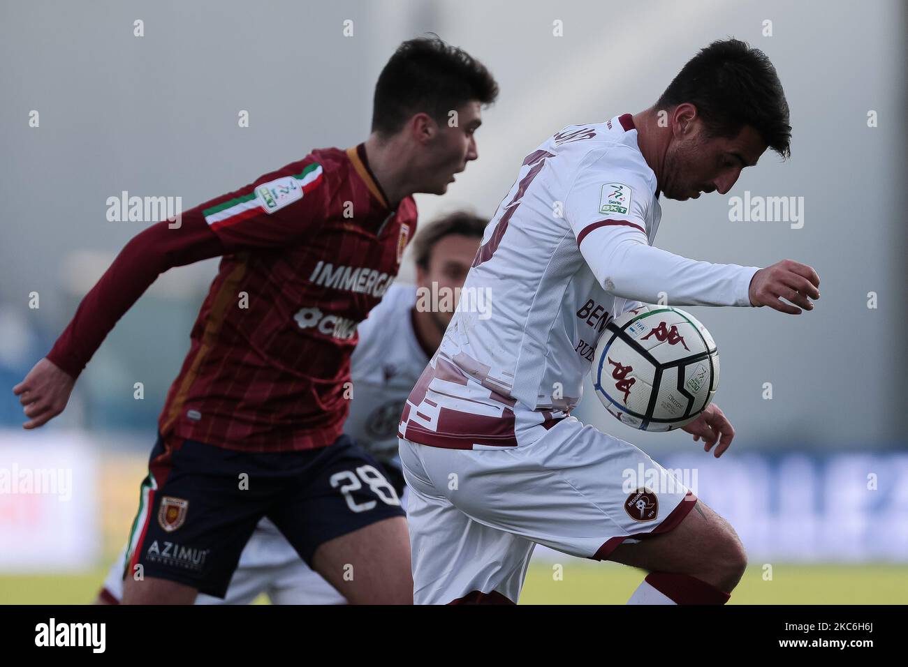 Nicola Bellomo (Reggina), Nicola Cambiaghi (Reggiana) durante la Serie BKT di Reggiana e Reggina allo Stadio Mapei - Città del Tricolore il 27 dicembre 2020 a Reggio Emilia. (Foto di Emmanuele Ciancaglini/NurPhoto) Foto Stock