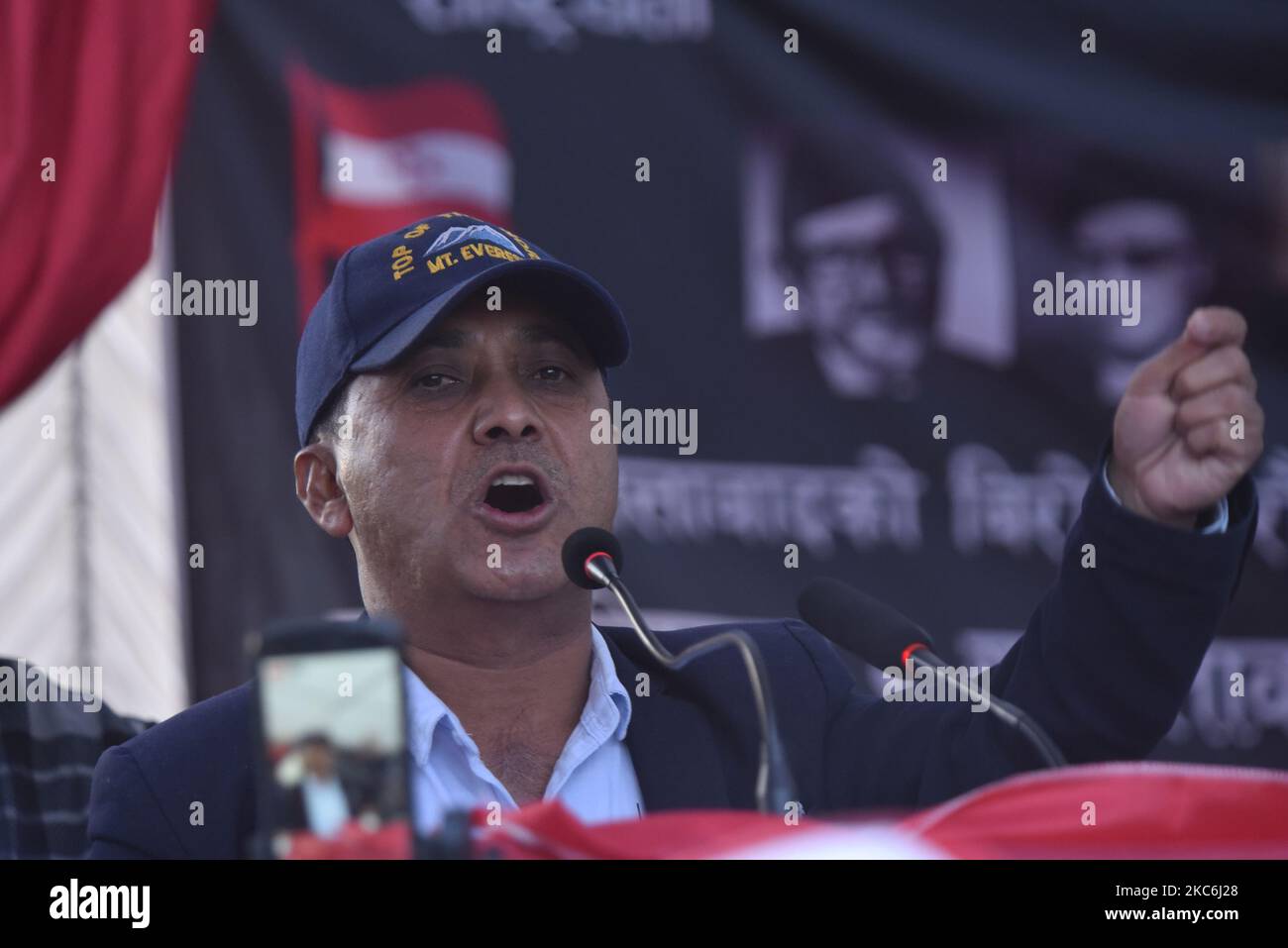 Portavoce del Congresso Nepalese Bishwa Prakash Sharma che ha pronunciato un discorso di protesta contro lo scioglimento della Casa a Kathmandu, Nepal, lunedì 28 dicembre 2020. (Foto di Narayan Maharjan/NurPhoto) Foto Stock