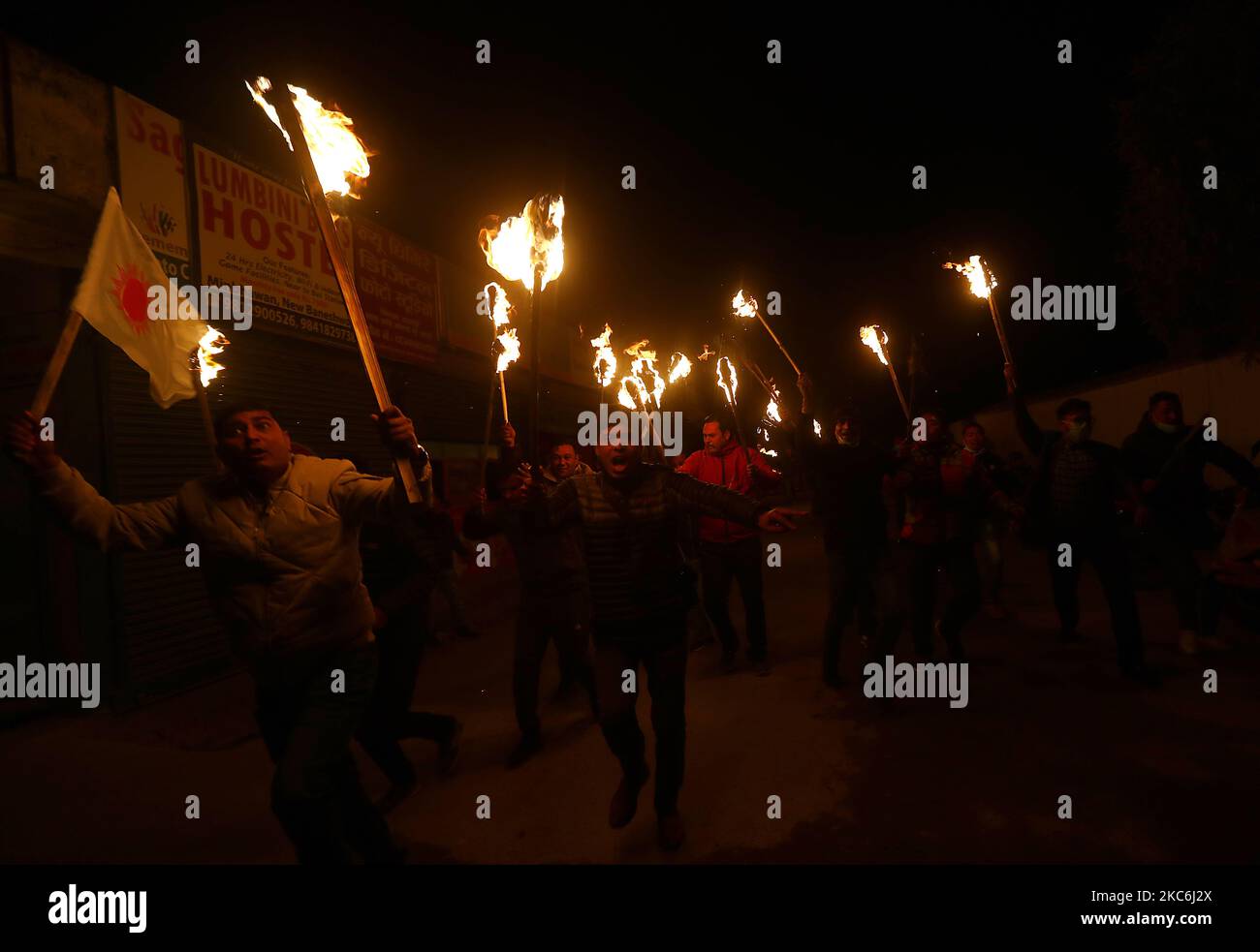I manifestanti nepalesi si esibiscono in un raduno di luci per protestare contro lo scioglimento del parlamento a Kathmandu, Nepal, lunedì 28 dicembre 2020. Il primo ministro nepalese KP Sharma Oli, in risposta alle sfide dei rivali del partito, ha raccomandato lo scioglimento dell'attuale parlamento e ha chiesto le elezioni generali durante una riunione di emergenza del governo il 20 dicembre. La decisione è stata ratificata dal Presidente Bidhya Devi Bhandari, che ha convocato un'elezione in due fasi che si terrà nell'aprile e maggio 2021. (Foto di Saroj Baizu/NurPhoto) Foto Stock