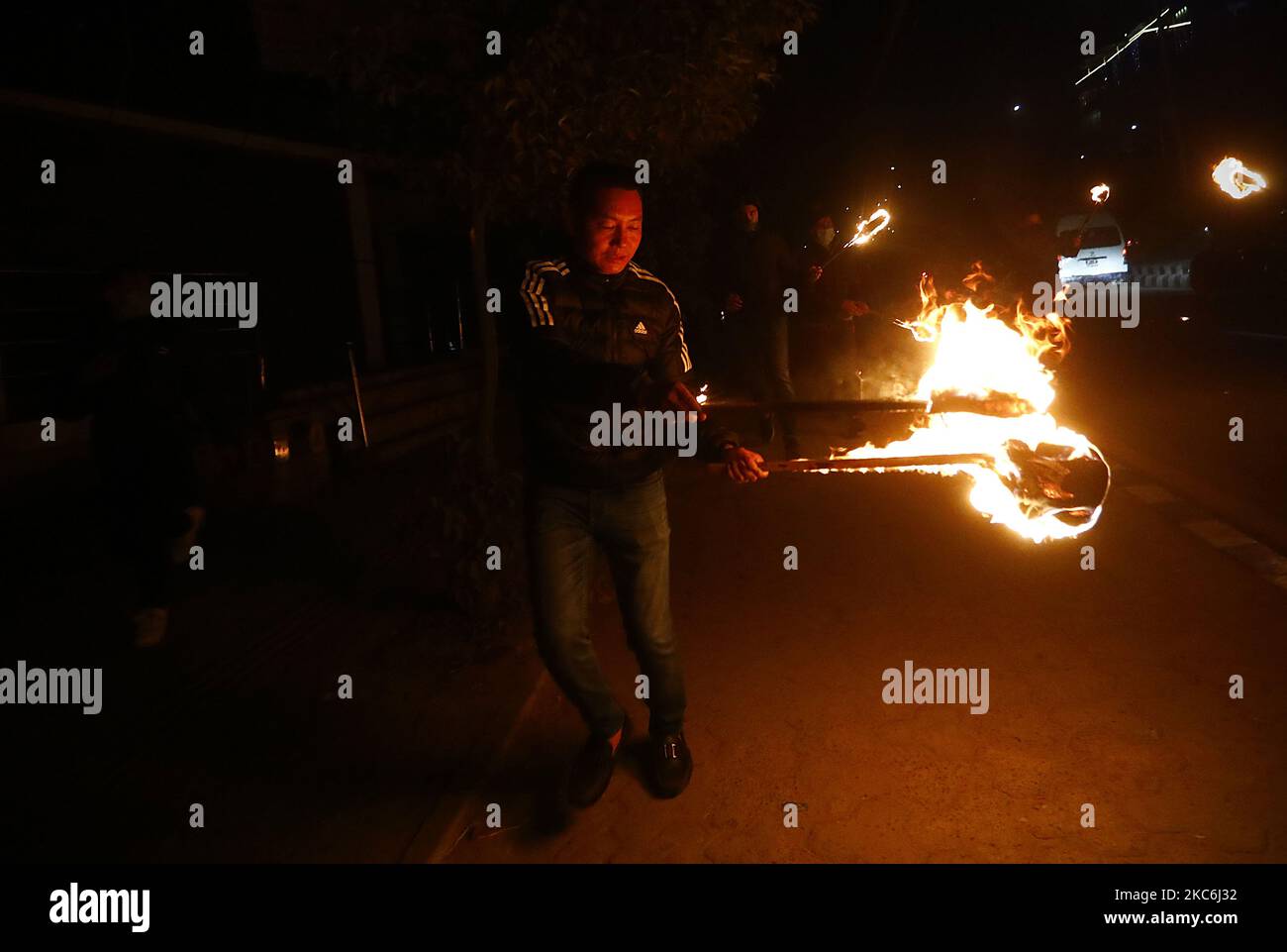 I manifestanti nepalesi si esibiscono in un raduno di luci per protestare contro lo scioglimento del parlamento a Kathmandu, Nepal, lunedì 28 dicembre 2020. Il primo ministro nepalese KP Sharma Oli, in risposta alle sfide dei rivali del partito, ha raccomandato lo scioglimento dell'attuale parlamento e ha chiesto le elezioni generali durante una riunione di emergenza del governo il 20 dicembre. La decisione è stata ratificata dal Presidente Bidhya Devi Bhandari, che ha convocato un'elezione in due fasi che si terrà nell'aprile e maggio 2021. (Foto di Saroj Baizu/NurPhoto) Foto Stock